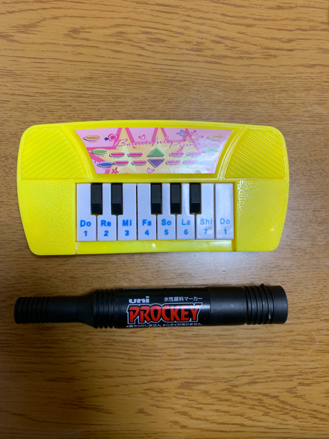 おもちゃのピアノの大きさをペンと比較